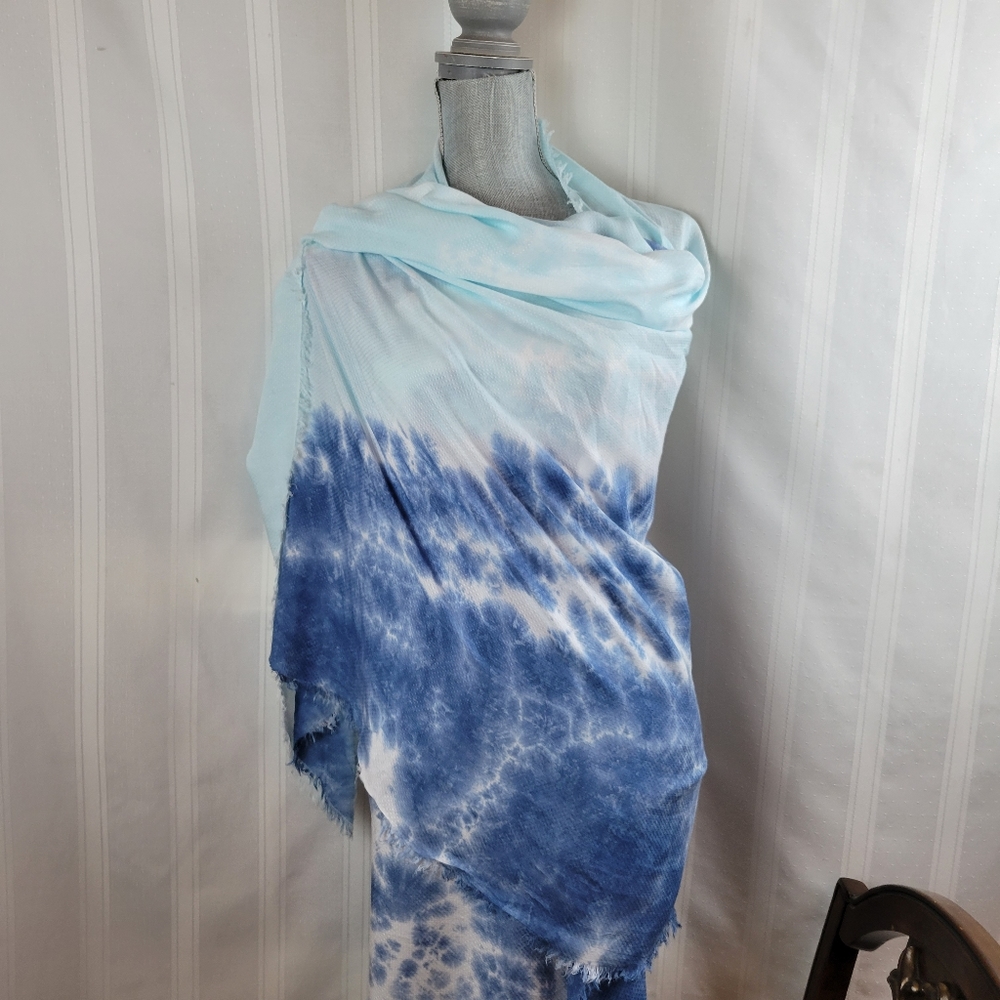 Steve Madden Womans Scarf Sarong Wrap Blue, Aqua and White Print